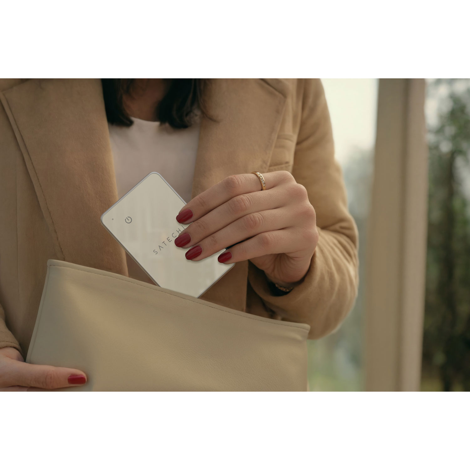 Dispositif de repérage de portefeuille FindAll avec Localiser d'Apple et chargement Qi de Satechi - Sable