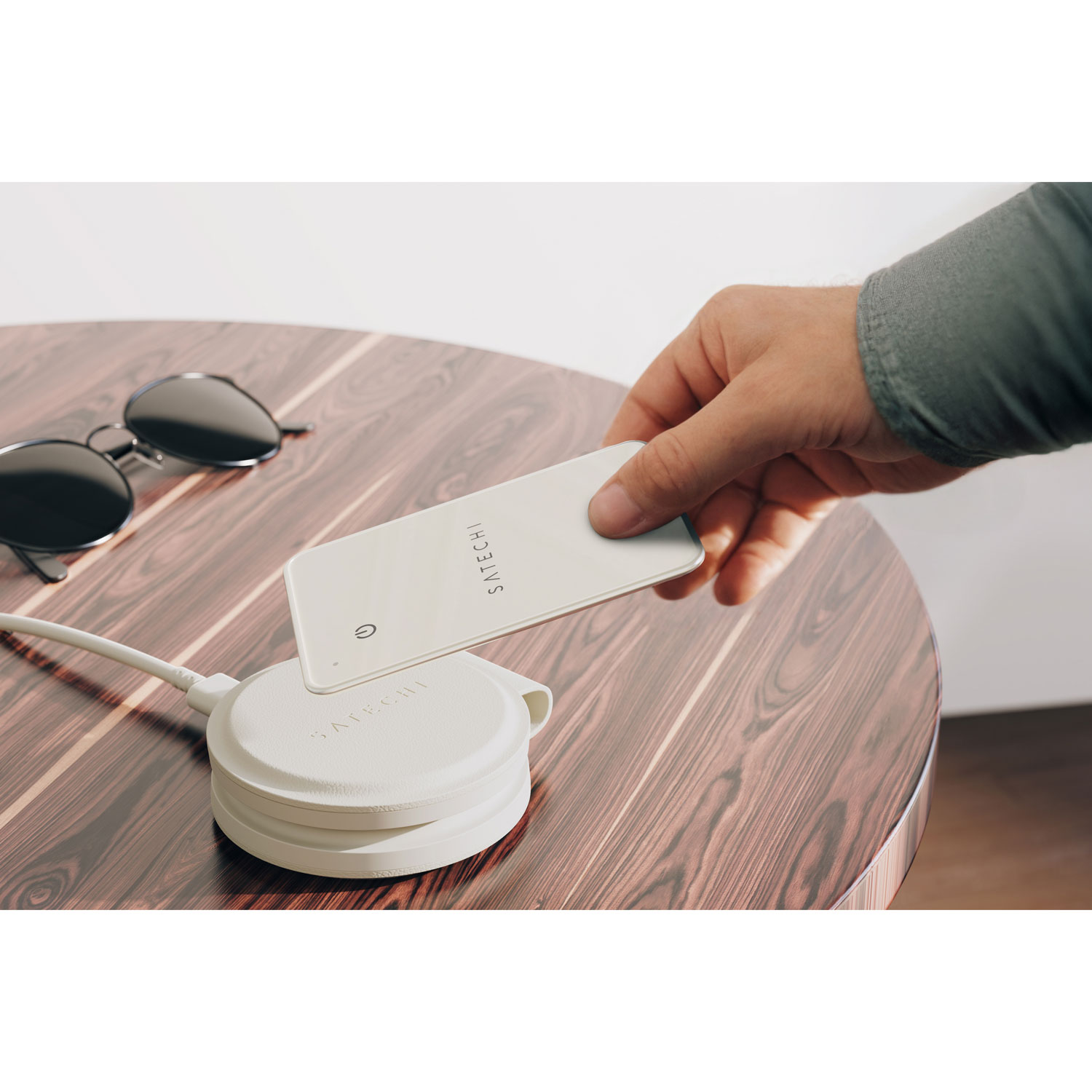 Dispositif de repérage de portefeuille FindAll avec Localiser d'Apple et chargement Qi de Satechi - Sable