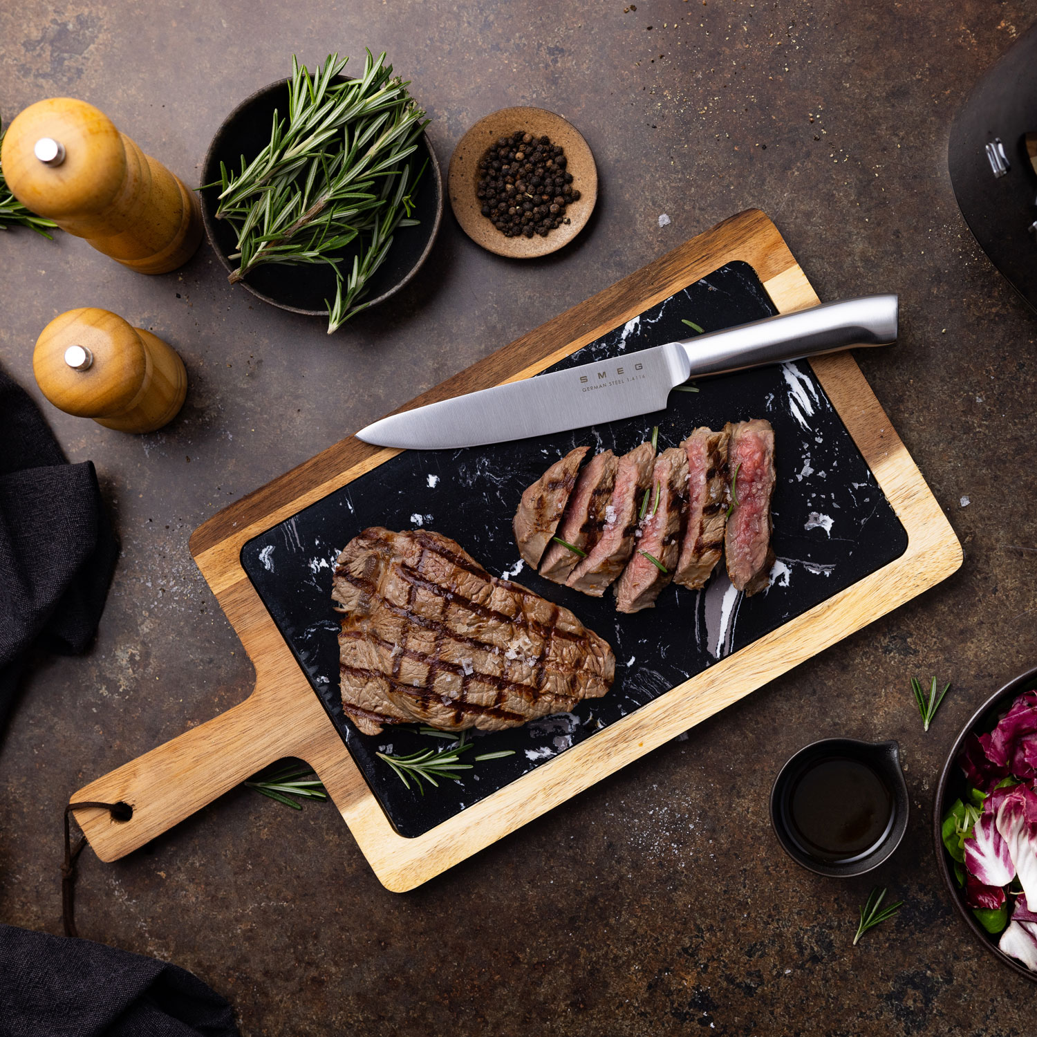 Ensemble porte-couteaux avec 6 couteaux en acier inoxydable de Smeg - Noir