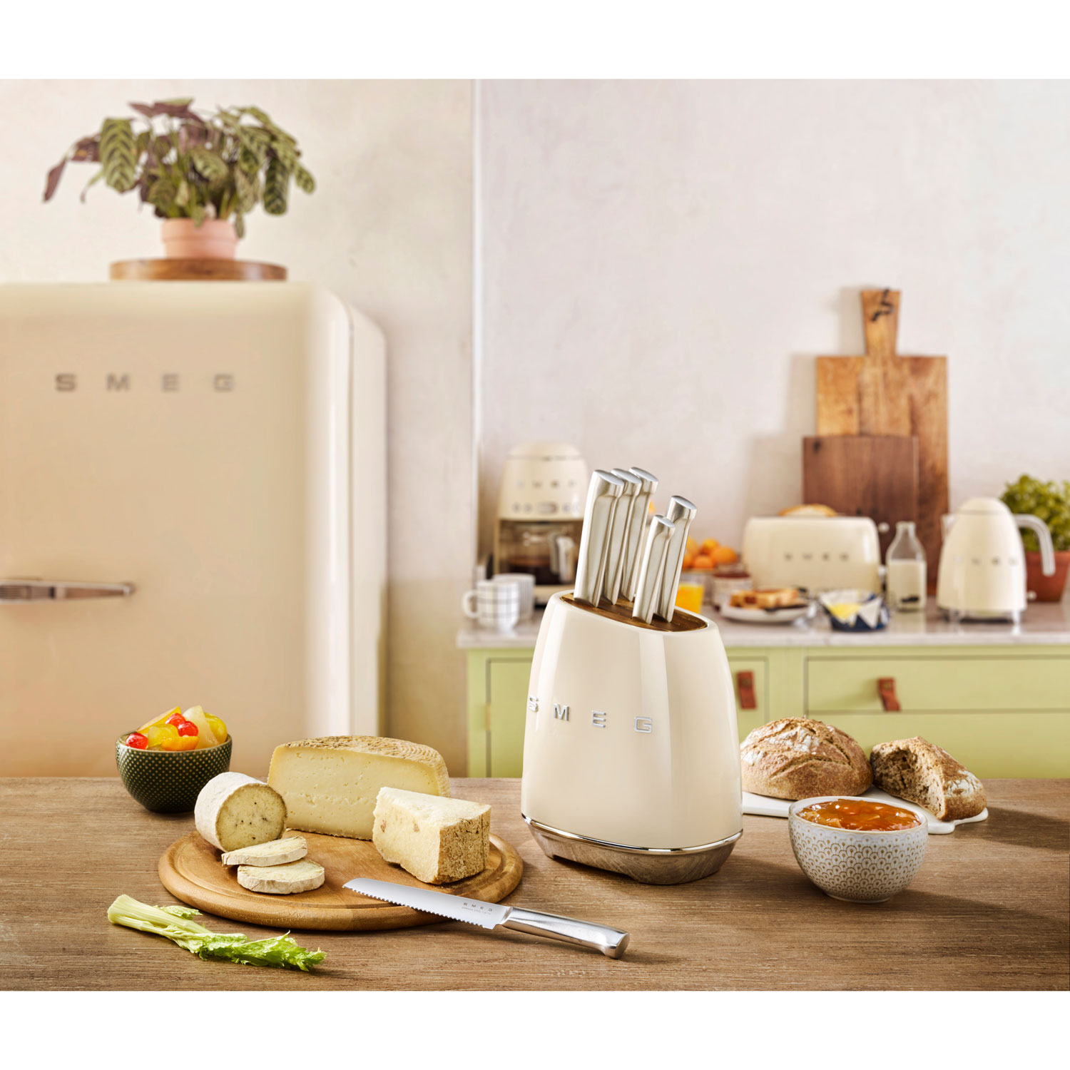 Ensemble porte-couteaux avec 6 couteaux en acier inoxydable de Smeg - Crème