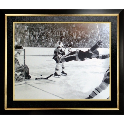 AUTOGRAPH AUTHENTIC Bobby Orr "the Goal" 16X20 Framed Photo - Boston Bruins (24" By 20")