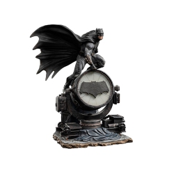 IRON STUDIOS Batman On Batsignal Deluxe