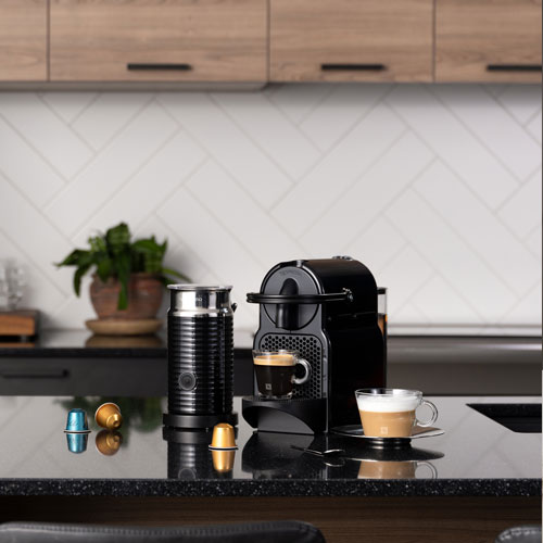 omfavne Ledig Forinden Nespresso Inissia Espresso Machine by De'Longhi with Aeroccino Milk Frother  - Black | Best Buy Canada