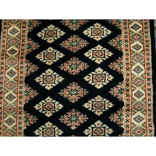 Exclusive Black Jaldar Mahal Ivory Touch Hand Knotted Hall Way Runner Rug'