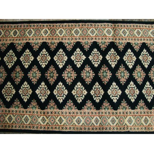 Exclusive Black Jaldar Mahal Ivory Touch Hand Knotted Hall Way Runner Rug'