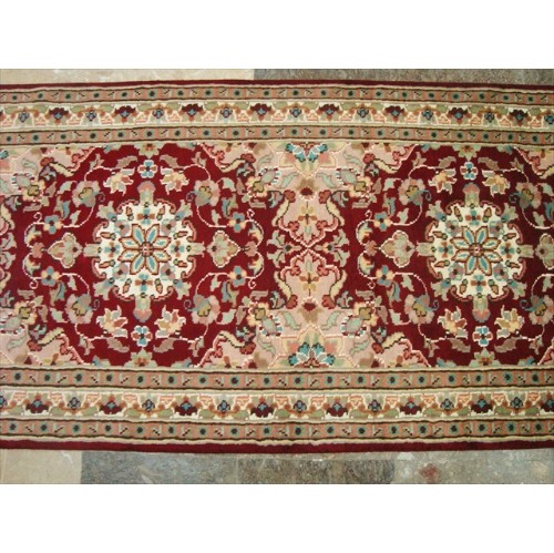 Red Floral Love Mahal Classic Designed Hand Knotted Runner Rug'