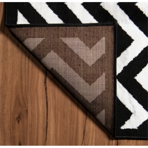 Linon RUG-BC10457 4 ft. 4 in. x 7 ft. 3 in. Capri Chevron Indoor Area Rug - Black