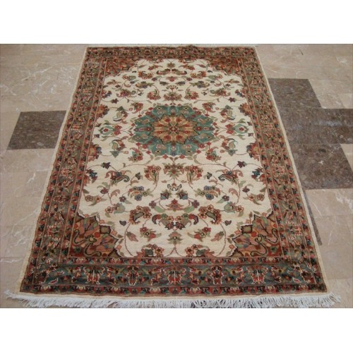AHMEDANI  Chiraag Bunch Medallion Floral Rectangle Area Rug Hand Knotted Wool Silk Carpet (6 X 4)' In Ivory