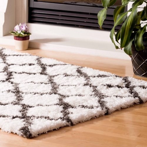 AG Home Kerrisdale Lattice 5'3" x 7'7" Shag Area Rug - White