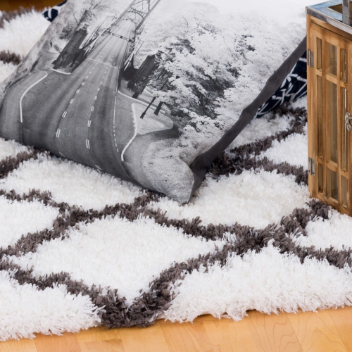 AG Home Kerrisdale Lattice 5'3" x 7'7" Shag Area Rug - White