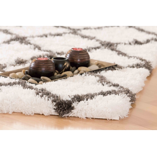 AG Home Kerrisdale Lattice 5'3" x 7'7" Shag Area Rug - White