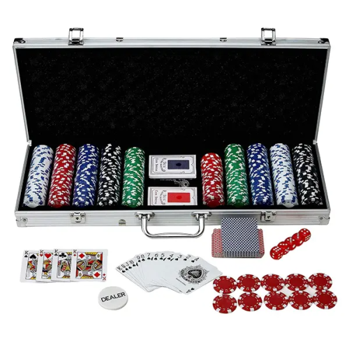 L'ensemble de jetons de poker avec boîtier en aluminium Tradeopia 500 comprend 1 jetons de marchand, 2 paquet de cartes, 5 dés rouges, l'ensemble de