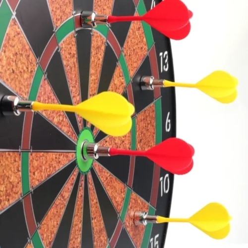 Jeu de fléchettes Tradeopia : Comprend un jeu de fléchettes avec cible magnétique Safe avec 6 fléchettes très puissantes, ce qui est amusant pour