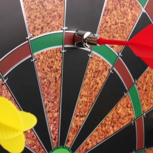 Jeu de fléchettes Tradeopia : Comprend un jeu de fléchettes avec cible magnétique Safe avec 6 fléchettes très puissantes, ce qui est amusant pour