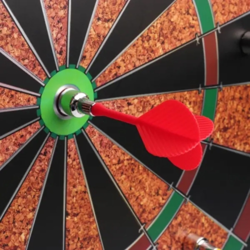 Jeu de fléchettes Tradeopia : Comprend un jeu de fléchettes avec cible magnétique Safe avec 6 fléchettes très puissantes, ce qui est amusant pour
