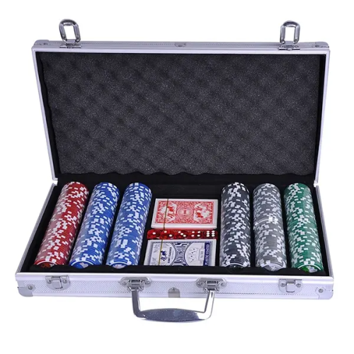 L'ensemble de jetons de poker avec boîtier en aluminium Tradeopia 300 comprend 1 jetons de marchand, 2 paquet de cartes, 5 dés rouges, l'ensemble de