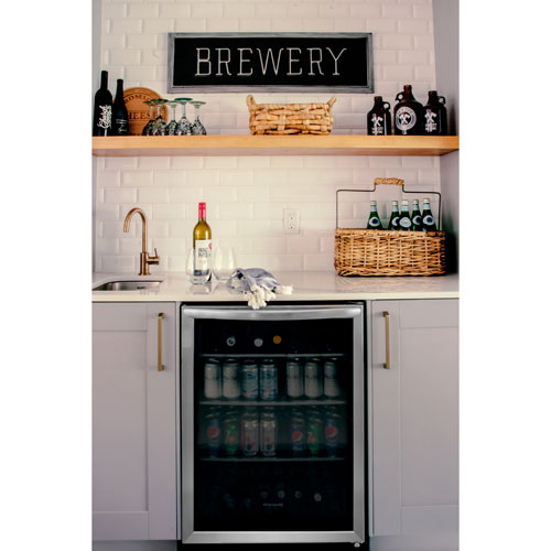 Réfrigérateur à boissons encastrable de 165 canettes de 5,3 pi³ Gallery de Frigidaire