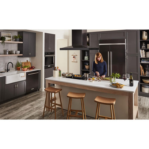 Lave-vaisselle encastrable 24 po 39 dB avec troisième panier de KitchenAid - Inox noir