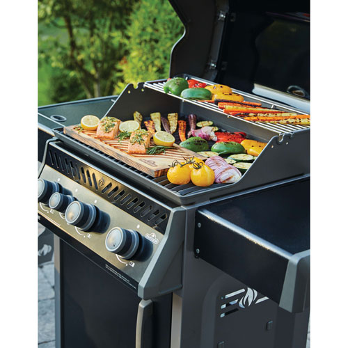 Barbecue au propane de 42 000 BTU Rogue 425 avec brûleur latéral et housse de Napoleon - Noir - Exclusivité de Best Buy