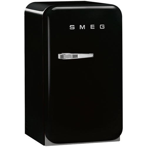 Réfrigérateur de bar autonome de 1,2 pi³ de style années 50 de Smeg - Noir