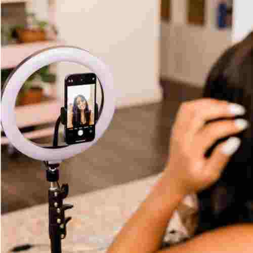 10 « Selfie RGB Ring LightBloggers Ring light pour TikTok / YouTube / Live Stream / Makeup / Photographie / Réunions - avec opérateur de