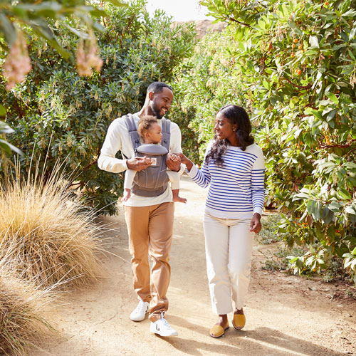 Porte-bébé à quatre positions Omni Breeze d'Ergobaby - Gris graphite