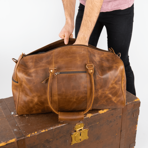 CAMOUFLE – Sac de sport en cuir Weekender Gym, 21 po, brun alezan