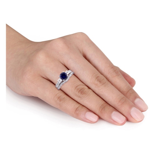Bague de fiançailles or blanc 10 ct, saphir synthétique bleu et blanc laboratoire et mariage diamant totalisant 1 1/3 ct