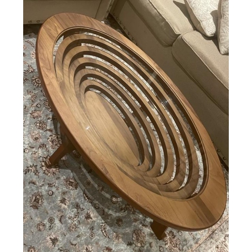 Installez la table basse Colisée et la table d’appoint