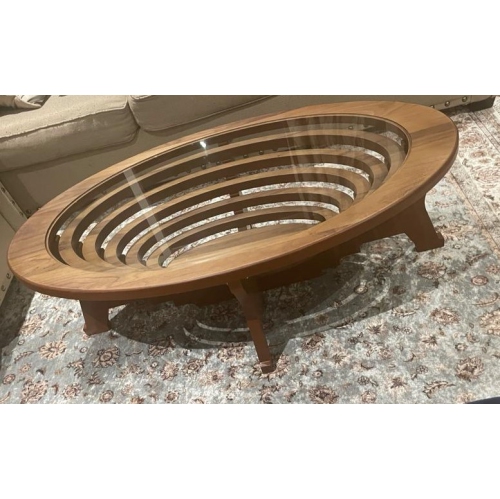 Installez la table basse Colisée et la table d’appoint