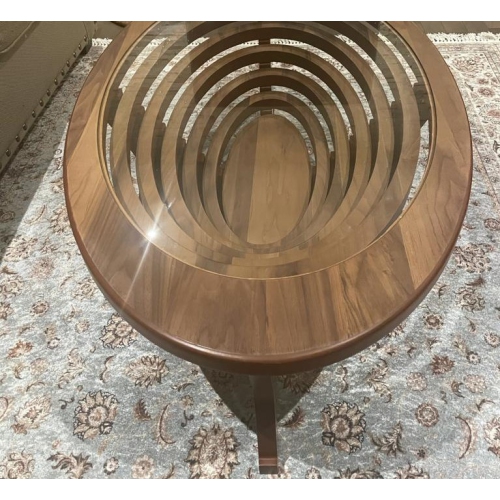 Installez la table basse Colisée et la table d’appoint