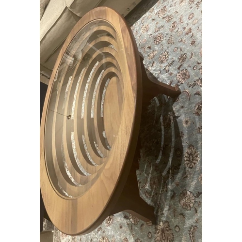 Installez la table basse Colisée et la table d’appoint