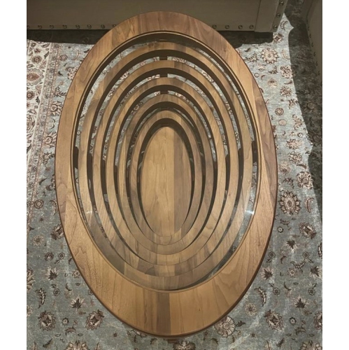 Installez la table basse Colisée et la table d’appoint