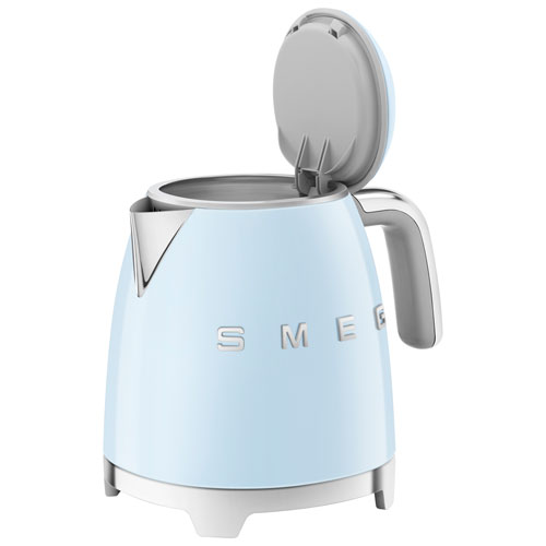 Bouilloire électrique miniature de la gamme Années 50 de Smeg - 0,8 l - Bleu pastel