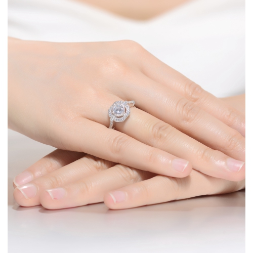 Bague de fiançailles moderne avec accents de zircon cubique en argent sterling