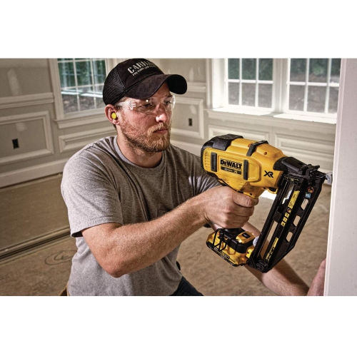 DEWALT DCN660D1 20V MAX* XR® 16 GA Angles Finish-Nailer Kit
