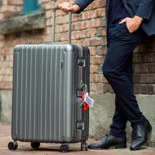 Valise moyenne de 24 po à cadre en aluminium de la collection Thalia de Holdall, gris frais