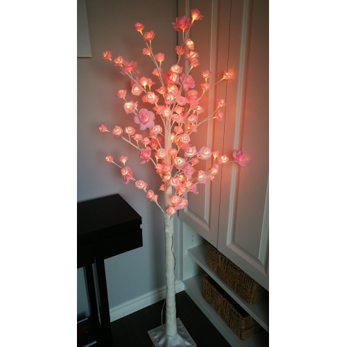 Arbre illuminé rose vif