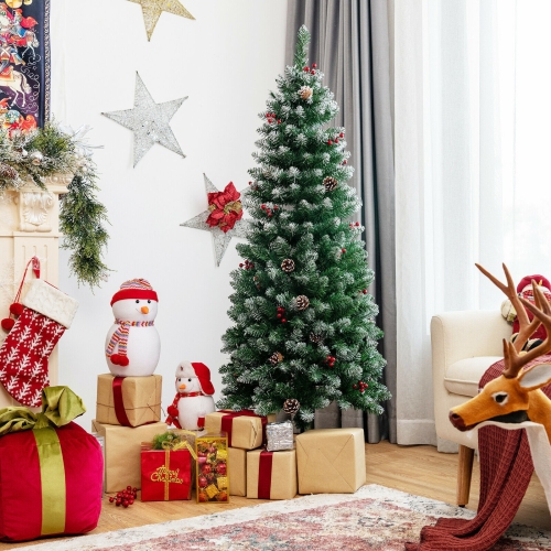 Arbre de Noël étroit illuminé avec baies rouges et cônes de pin, décoration intérieure