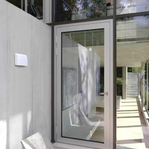 AirVisual Outdoor : moniteur de qualité de l’air extérieur, qui mesure les PM1, les PM2,5, les PM10, le CO2, la température, l’humidité et la