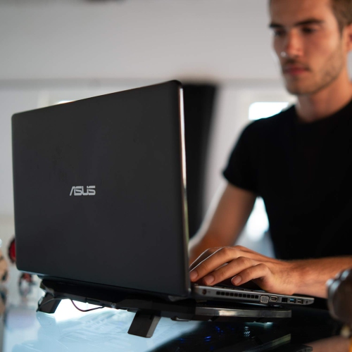 KLIM Pro - The Laptop Cooling Pad for Professionals + Light, Compact, Easy to Carry, Durable + 10” to 15,6” + Extra USB Port