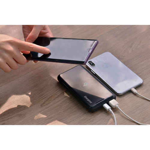 Chargeur portable USB-A/USB-C de 10 000 mA h d'Energizer avec chargeur Qi sans fil - Noir