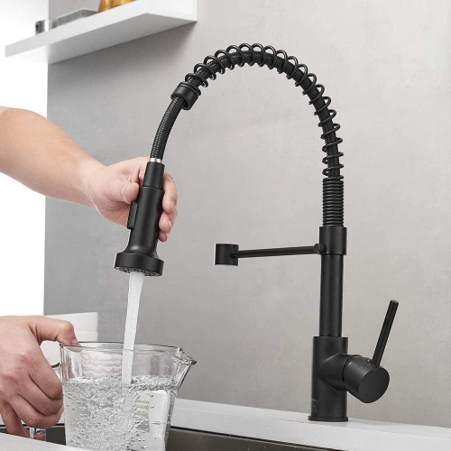 Robinet d'évier de cuisine avec pulvérisateur à ressort à poignée unique et eau froide et chaude, noir mat - LIVINGbasics®
