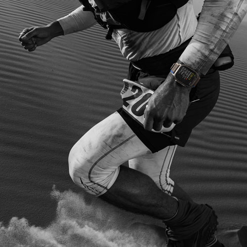 Boîte ouverte – Apple Watch Ultra de 49 mm en titane avec boucle Alpine orange – moyen