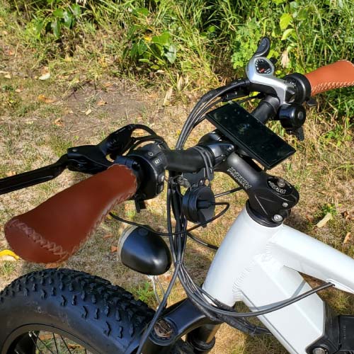 Vélo électrique EM-Mountain – cadre strié solide mais simple, puissant moteur à moyeu arrière de 500 W Bafang et composants haut de gamme, y compris