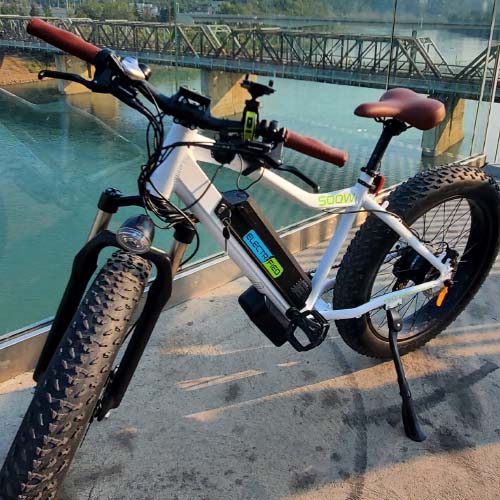 Vélo électrique EM-Mountain – cadre strié solide mais simple, puissant moteur à moyeu arrière de 500 W Bafang et composants haut de gamme, y compris