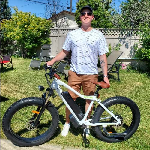 Vélo électrique EM-Mountain – cadre strié solide mais simple, puissant moteur à moyeu arrière de 500 W Bafang et composants haut de gamme, y compris