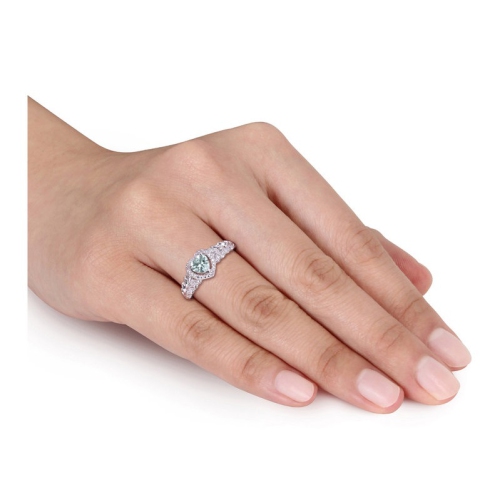 Bague en or blanc 10 ct avec diamants décoratifs, aigue-marine en forme de coeur 1/3 carat