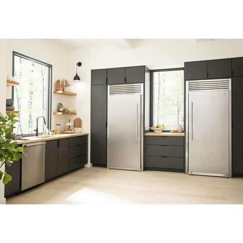 Réfrigérateur sans congélateur 18,9 pi³ 33 po avec distributeur d'eau d'Electrolux - Inox