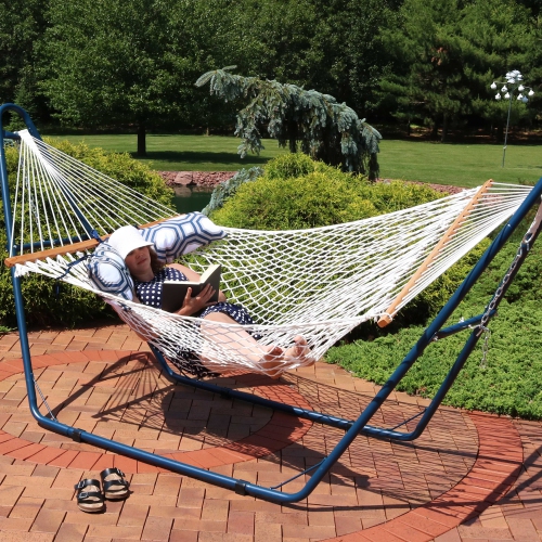 Sunnydaze Large Polyester Rope Hammock with Spreader Bar and Pillow - White
